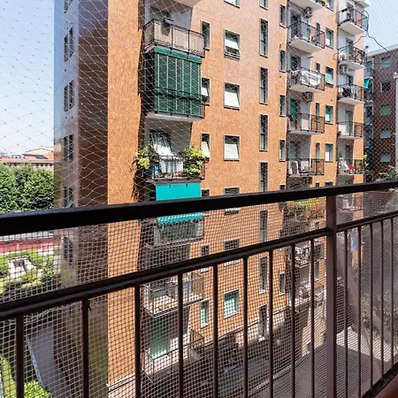 Διαμέρισμα Guesthost - Bright Near Mm1 Turro